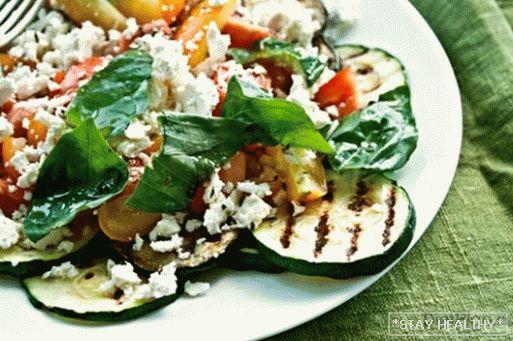 Salade aux légumes grillés et au fromage